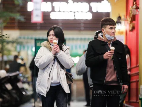 Giới trẻ Hà Nội thích thú ăn kem trong đêm lạnh 10 độ C