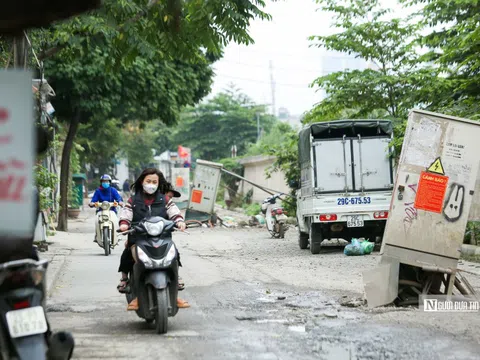 Hà Nội: Hàng chục bốt điện "chống nạng" giữa đường