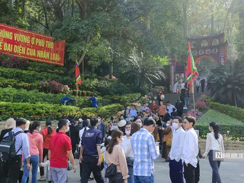 Dòng người đổ về đền Hùng dâng hương trước ngày Giỗ Tổ
