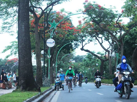 Người Hà Nội mặc áo ấm ra đường trong cái lạnh đầu hè
