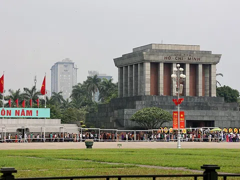 Đông đảo người dân vào Lăng viếng Chủ tịch Hồ Chí Minh nhân ngày sinh của Người