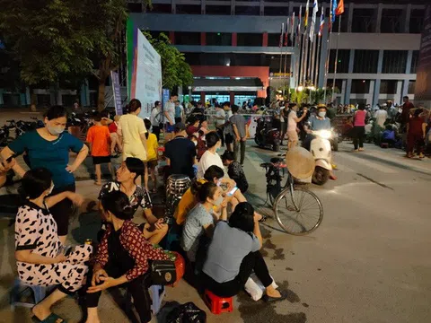 Tổ chức ăn uống, xếp hàng xuyên đêm chờ vé chung kết bóng đá nữ Việt Nam