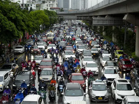 Hà Nội ùn tắc kinh hoàng, người dân chôn chân dưới trời mưa