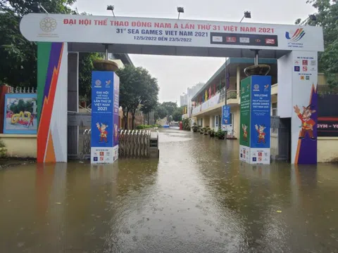 Hà Nội ngập nặng, xe cộ "bì bõm" lội nước