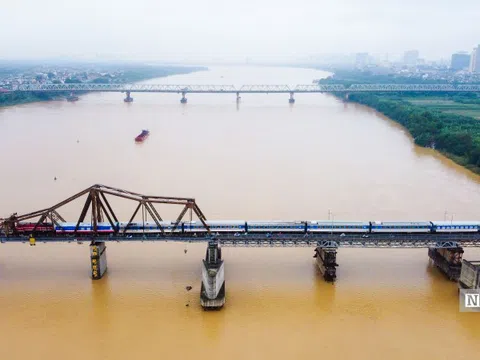 Hà Nội: Người dân ngó lơ cảnh báo và biển cấm tại cầu Long Biên