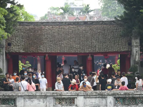 Sĩ tử đến Văn Miếu cầu may trước kỳ thi tốt nghiệp THPT