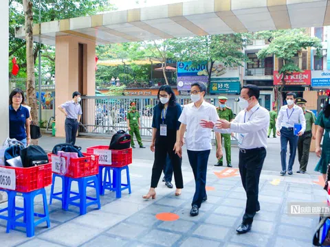 Phó Thủ tướng Vũ Đức Đam kiểm tra thi tốt nghiệp THPT tại Hà Nội