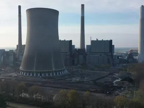 Clip: Khoảnh khắc tháp giải nhiệt ở Đức sụp đổ