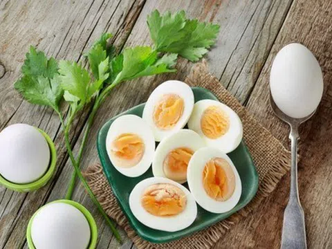 Khi luộc trứng nhớ cho 2 thứ này, đảm bảo trứng thơm ngon lại tự róc vỏ