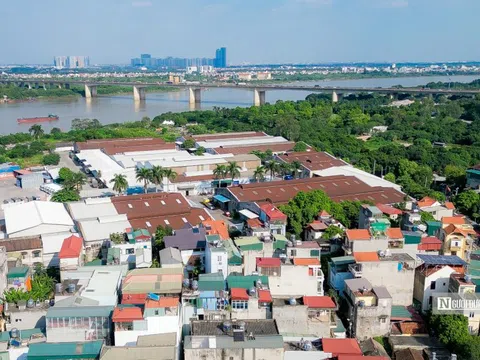 Hà Nội: Loạt nhà xưởng, sân bóng, bãi tập xe "mọc" trên đất ven sông