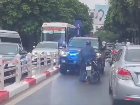 Vụ xe biển xanh 80A bị chặn trên phố Hà Nội: Ô tô đã bật đèn nháy, báo hiệu, đèn ưu tiên