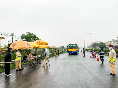 Công an Hà Nội đội mưa triển khai 2 tổ công tác “đặc biệt”