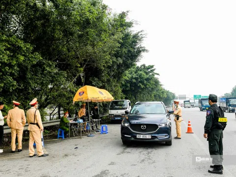 Hà Nội: Nhiều xe dừng xe không đúng nơi quy định bị CSGT xử lý