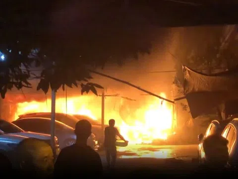 Hà Nội: Cháy lớn tại bãi xe giữ trong đêm