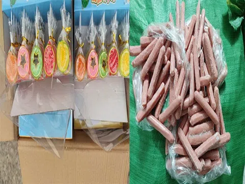 Thu giữ 1.500 hộp kẹo mút và 400 kg xúc xích đông lạnh tại Lào Cai