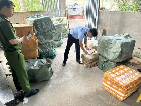 Hà Nội:Tạm giữ 1,5 tấn nầm lợn, thịt vịt chuẩn bị bán ra thị trường