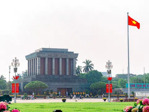 Hà Nội rực rỡ cờ hoa chào mừng dịp lễ 30/4 và 1/5