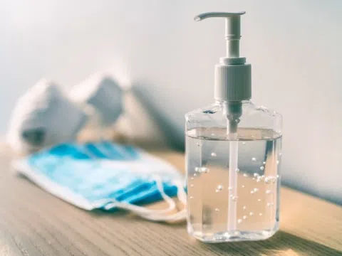 Sử dụng nước rửa tay khô thường xuyên liệu có an toàn cho da?