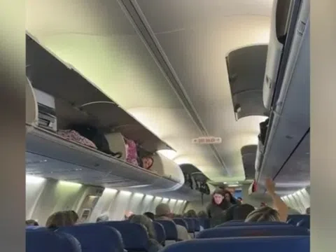 Hoảng hồn phát hiện người phụ nữ nằm gọn trong ngăn hành lý máy bay