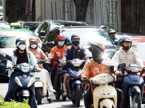 Hà Nội nắng nóng gay gắt oi bức, người dân ra đường cần lưu ý gì?