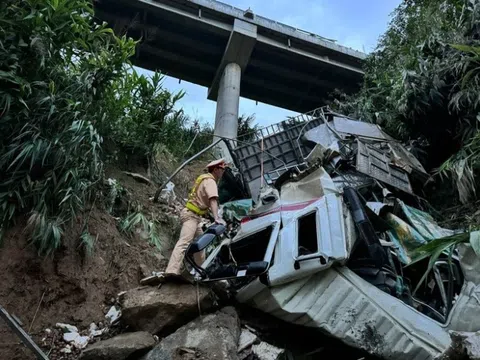 Vụ xe tải rơi xuống vực sâu 50m ở Lào Cai: Tài xế xe tải tử vong