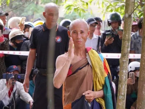 Ông Lê Anh Tú (Thích Minh Tuệ) tự nguyện dừng đi bộ khất thực