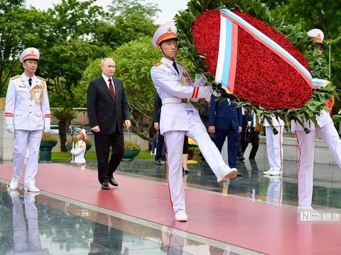 Tổng thống Putin vào Lăng viếng Chủ tịch Hồ Chí Minh