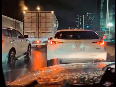 Hà Nội: Xác minh ô tô đi vào làn khẩn cấp, không nhường đường cho xe ưu tiên