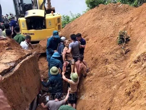 Kịp thời cứu sống một người dân sau 1 giờ bị vùi lấp do sạt lở đất