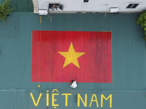 Hà Nội xuất hiện ‘trend’ vẽ cờ Tổ quốc trên mái nhà