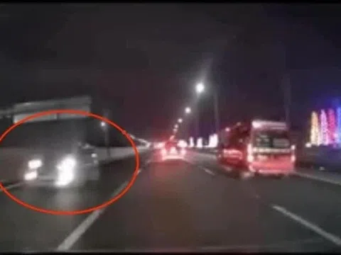 Ô tô bật đèn pha, chạy ngược chiều với tốc độ "chóng mặt" trên cao tốc