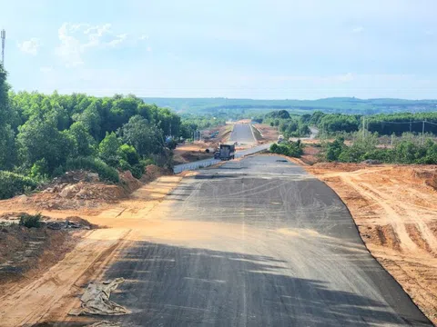Hàng trăm công nhân xuyên lễ thi công cao tốc nghìn tỷ