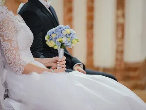 Nhà trai mời bạn gái cũ của chú rể đến đám cưới, cô dâu lập tức làm việc này