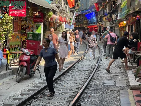 Phố cà phê đường tàu nhộn nhịp đón khách, chính quyền địa phương nói xử lý rất khó