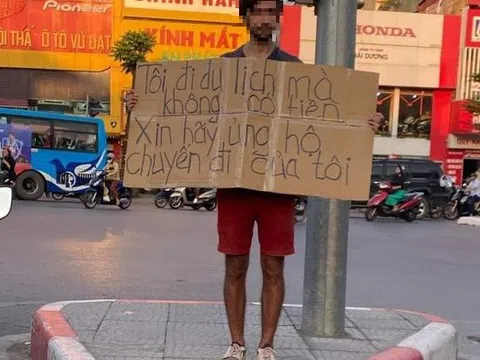 Tranh cãi hình ảnh khách Tây ôm bảng ra đường xin tiền đi du lịch