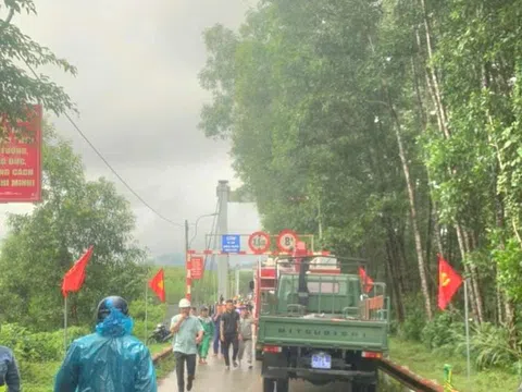 Xe chở rác rơi xuống sông, 2 người mất tích