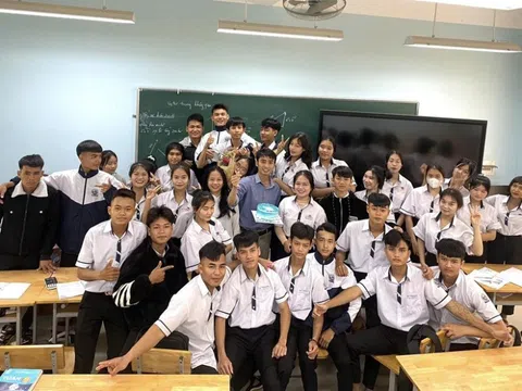 Khoảnh khắc "có một không hai": Thầy giáo "mừng đứt dép" khi hay tin học trò đạt giải