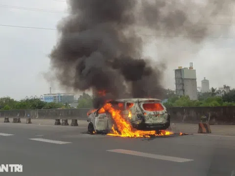 Ô tô bốc cháy dữ dội trên cao tốc TPHCM - Long Thành - Dầu Giây