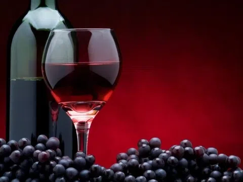 Rượu vang đỏ giàu chất chống ô xy hóa nhưng "đại kỵ" với những ai?