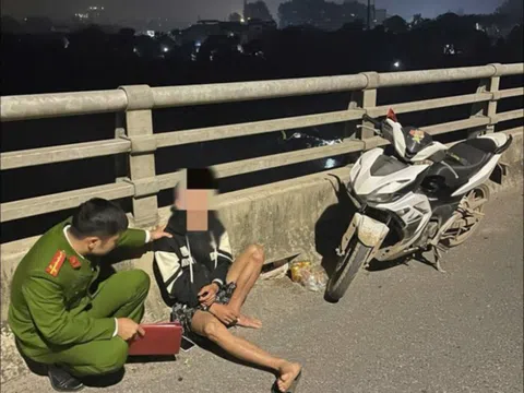 Công an Phú Thọ ngăn chặn kịp thời 2 thanh niên định nhảy cầu Văn Lang tự tử