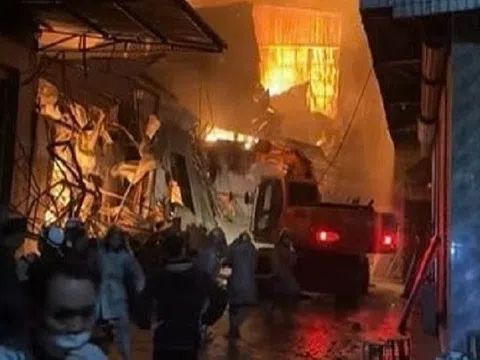 Cháy lớn nhiều xưởng gỗ ở làng nghề Thạch Thất