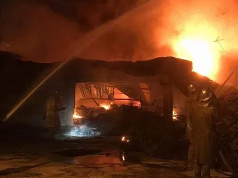 Hà Nội: Xuyên đêm dập tắt đám cháy kho lốp ô tô ở Hoàng Mai, nguyên nhân đang được làm rõ