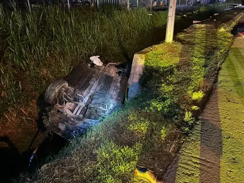 Ô tô va chạm rồi lao xuống mương, 4 người thương vong