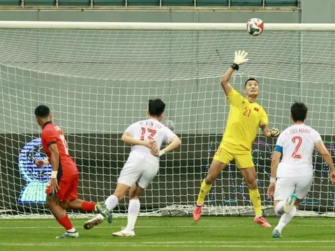 Báo Singapore “chĩa mũi dùi” về phía trọng tài sau trận thua đội tuyển Việt Nam