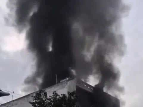 Cháy nhà trọ 5 tầng ở TPHCM, 2 vợ chồng trẻ tử vong, nhiều người đi cấp cứu