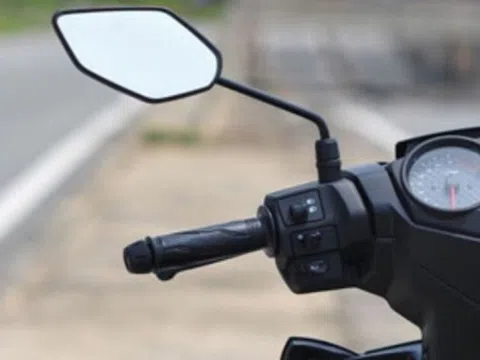 Năm 2025, người điểu khiển xe máy lắp 1 gương có bị phạt không?