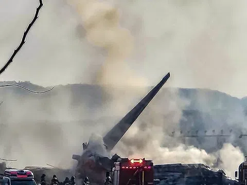 Vụ tai nạn máy bay chở 181 người ở Hàn Quốc: Nhân chứng hé lộ khoảnh khắc ám ảnh trước khi máy bay bốc cháy