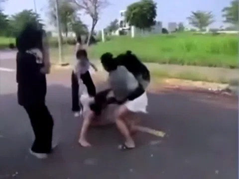 Đang làm rõ nguồn cơn nữ sinh lớp 7 bị đánh hội đồng, lột đồ giữa khu phố vắng người