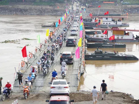 Cầu phao Phong Châu hoạt động xuyên đêm giao thừa phục vụ người dân đón Tết