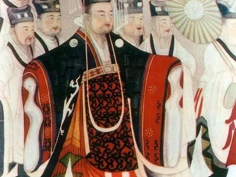 Vì sao mũ của vua chúa lại thường có một tấm mành che?